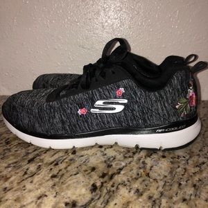 Skechers Women Tennis Shoe Air Cooled Memory Foam Sneakers Size 8.5 Floral